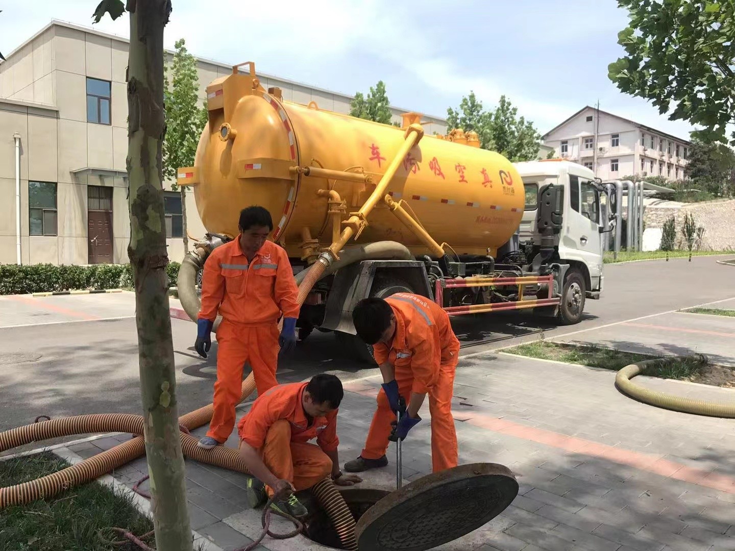 白云化粪池清理与5-8吨吸粪车施工效率分析